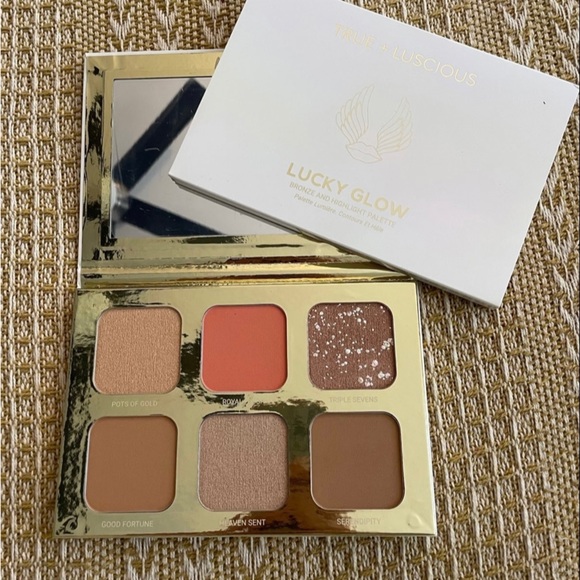 Brand-new makeup bundle, never used - Picture 3 of 6